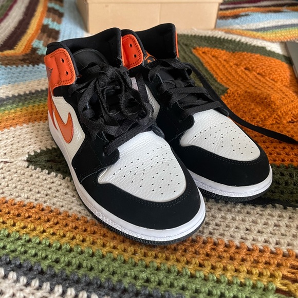 Air Jordan 1 Mid shattered backboards size: 5.5Y - Picture 2 of 3